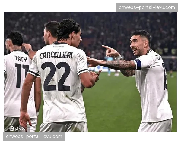 特写：40岁的老将夸利亚雷拉替补登场，获得热那亚主场全场掌声